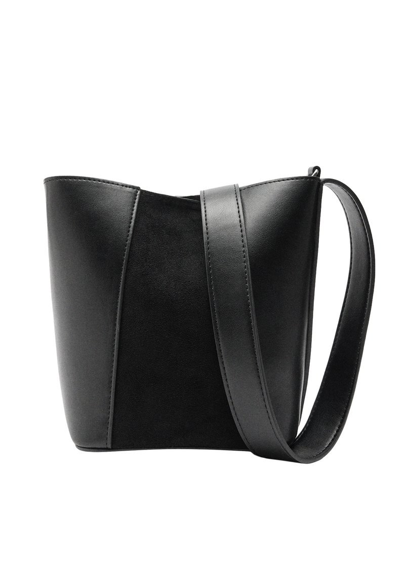 Czarna skórzana torba o gładkim wykończeniu z matową teksturowaną sekcją, wyposażona w szeroki, regulowany pasek i trójkątny kształt.