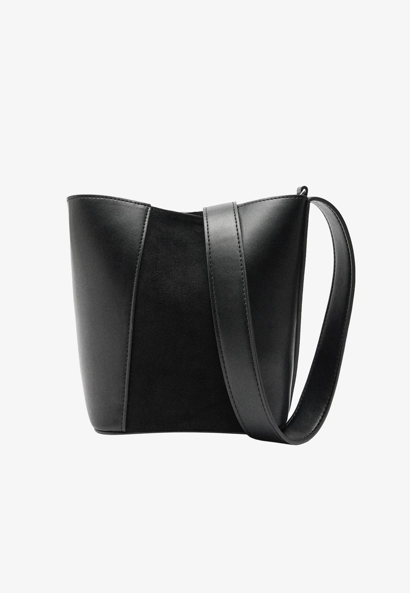 Czarna skórzana torba o gładkim wykończeniu z matową teksturowaną sekcją, wyposażona w szeroki, regulowany pasek i trójkątny kształt.