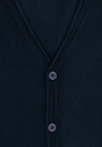 Granatowy kardigan wykonany z miękkiej dzianiny, z dekoltem w serek, pięcioma guzikami i gładką fakturą.