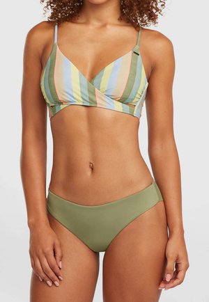 Gestreept bikinitopje in groen, roze, geel en blauw met een driehoekige vorm en dunne bandjes, gecombineerd met olijfgroene bikinibroekjes.