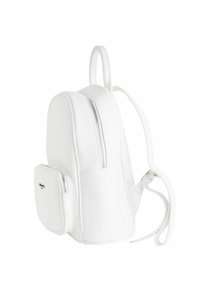 Zaino in pelle sintetica bianca con forma curvata, dotato di due scomparti con zip e spalline regolabili per supporto.
