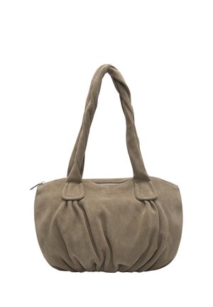 Sac à main en daim taupe avec un design froncé, longues poignées torsadées et fermeture éclair sur le dessus.