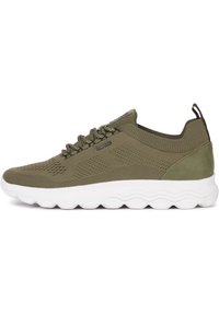 Sneaker in maglia verde oliva con suola bianca, stringata davanti, colletto imbottito e linguetta sul tallone.