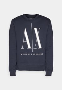 Mörkblå sweatshirt med långa ärmar och rundad halsringning, prydd med en stor silverlogotyp "AX" och texten "ARMANI EXCHANGE" framtill.