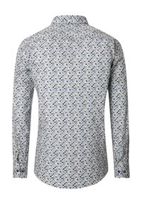 Heren overhemd met lange mouwen en een klein geometrisch patroon in blauw, beige en wit, gezien vanuit de achterkant.