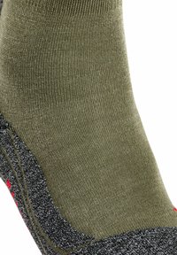 Calcetín de tobillo verde oliva con una base gris texturizada, que presenta un acento rojo en contraste y un ribete en la parte superior para mayor comodidad.
