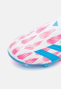 adidas Performance PREDATOR ELITE FG UNISEX - Nogometne kopačke za čvrstu podlogu - footwear white/solar blue/solar pink