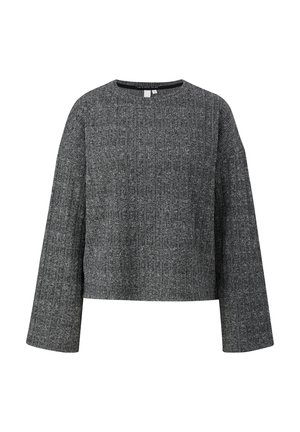 Pull en gris avec un design en tricot texturé, manches larges et encolure ras du cou. Le matériau semble doux et chaud. Longueur courte.