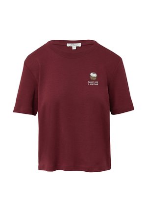 T-shirt bordeaux en coton doux avec un col rond. Équipé de manches courtes et d'un graphique de cupcake avec le texte "DOUX COMME UN CUPCAKE."