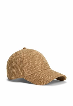 Brun tekstureret baseballkasket med buet skygge og lille gyldent logo på siden, vist på hvid baggrund.