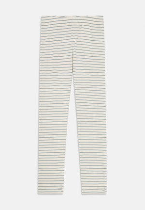 Leggings côtelés couleur crème avec de fines rayures horizontales bleues, posées à plat sur un fond blanc.