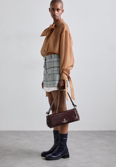 Vivienne Westwood HAZEL LARGE HANDBAG - Kézitáska - brown