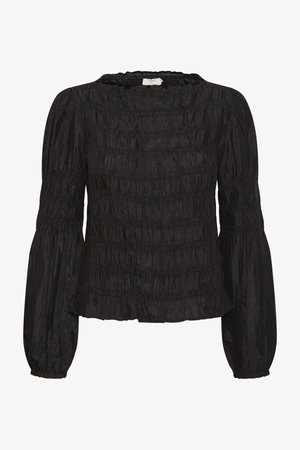Melna garām piedurknēm blūze ar savelkamu tekstūru, apaļu kakla izgriezumu un pūkainām piedurknēm. Audums izskatās viegls un ar nelielu spīdumu.