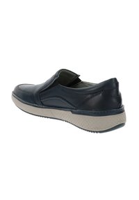 Zapato de cuero de la marina, tipo slip-on, con parte superior texturizada, paneles laterales elásticos y una suela de goma gris claro con un dibujo en el perfil.