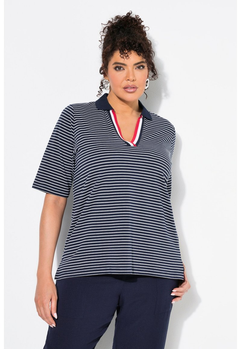 Marinblå och vit randig polo med en kontrasterande svart krage och röd inredning. Kortsleeves med en lös passform. Mjuk tygkvalitet.