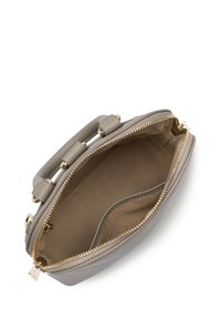 Grijze leren handtas met een gestructureerde vorm, gouden ritssluiting en een textuuropervlak. Het interieur heeft een lichte stoffen voering en een zijvak.