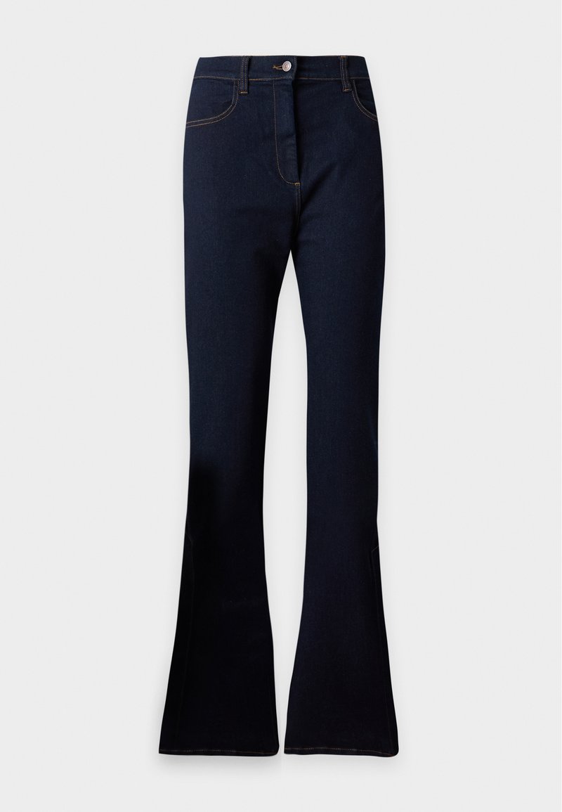 Jeans évasés en denim bleu foncé avec poches avant, passants de ceinture et fermeture par bouton sur un fond uni.