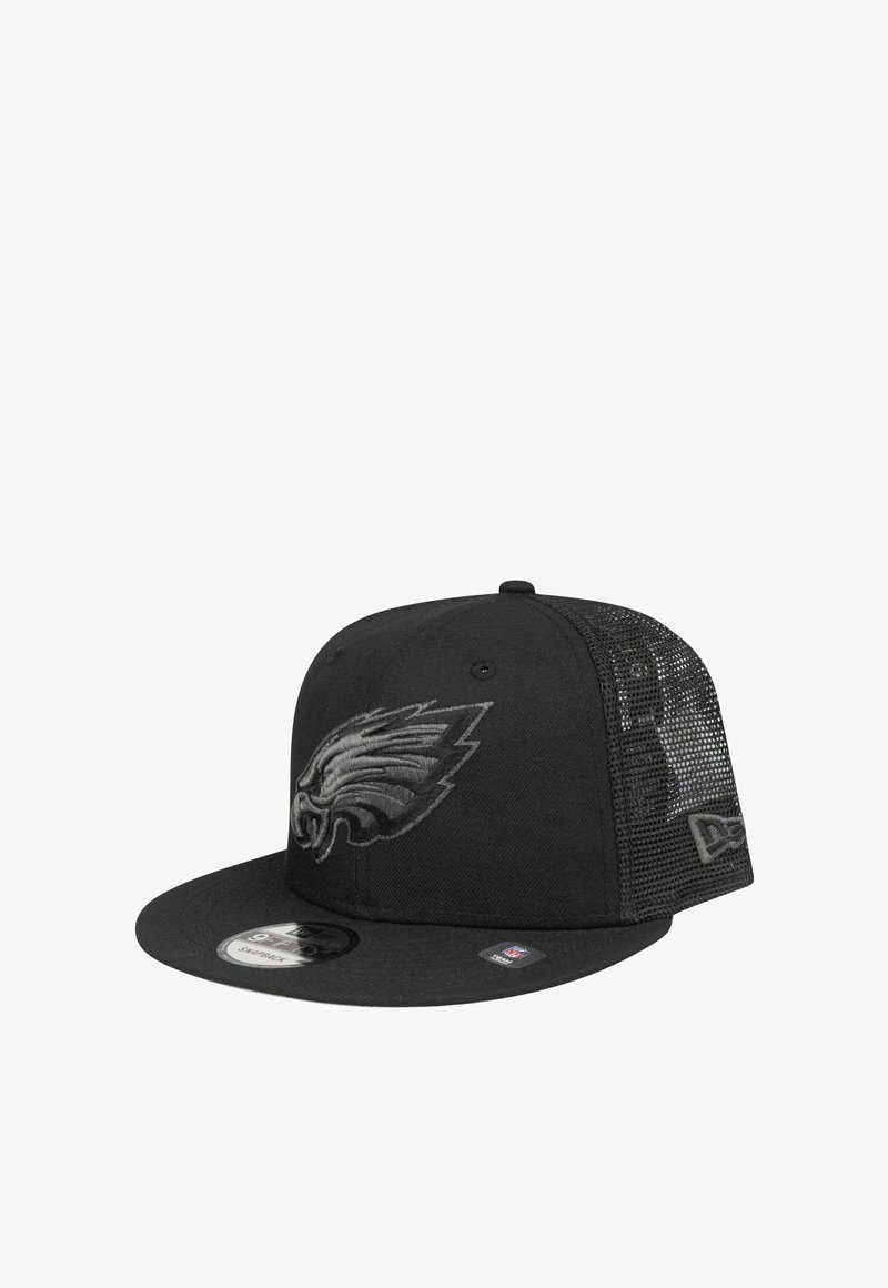 Casquette snapback en mesh noire avec logo noir en relief des Philadelphia Eagles à l'avant et visière plate avec autocollant NFL.