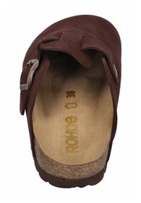 Hnědá semišová nazouvací bota s mašlí a stříbrnými kovovými doplňky. Disponuje tvarovanou stélkou a texturovanou korkovou podrážkou. Velikost 38.