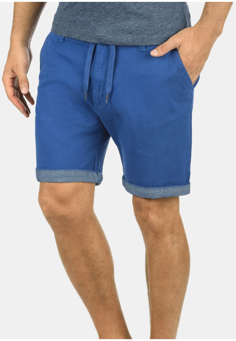 Shorts in cotone blu con vita regolabile, orli arrotolati e tasche laterali, caratterizzati da una texture liscia e un design informale.