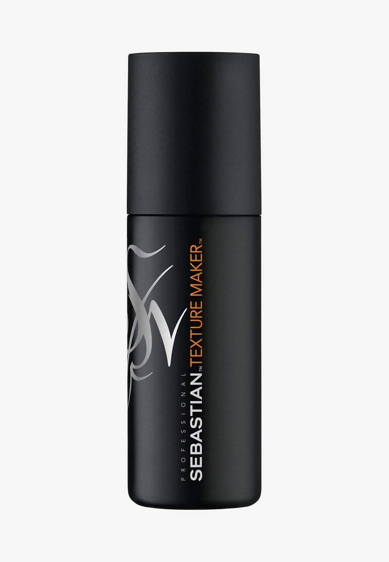 Schwarze Sprühflasche mit mattem Finish, versehen mit einem glänzenden silbernen Logo und orangefarbener Schrift. Produktname: Sebastian Texture Maker.