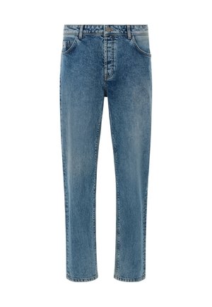 Jeans de denim azul clásico con pierna recta, que presentan un lavado descolorido, cinco bolsillos y un cierre de botón de metal en la cintura.