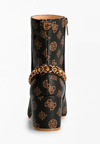 Černá kotníková bota s raženými hnědými vzory, zlatým řetízkem a masivním podpatkem. Má boční zip pro snadné nazouvání.