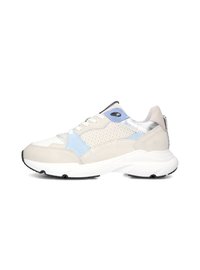 Sneaker met een mix van beige, blauwe en zilveren materialen; beschikt over een bovenwerk van mesh, een veterontwerp, een gewatteerde witte zool en een zwarte rubberen buitenzool.