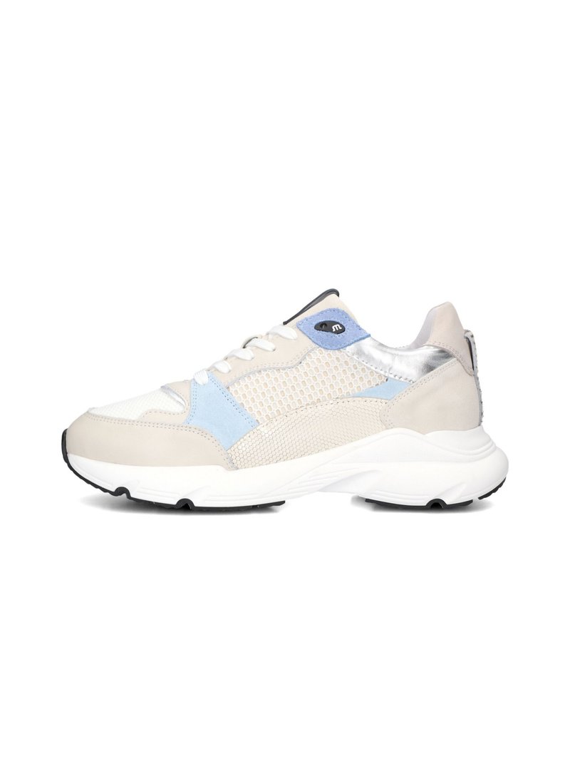 Sneaker met een mix van beige, blauwe en zilveren materialen; beschikt over een bovenwerk van mesh, een veterontwerp, een gewatteerde witte zool en een zwarte rubberen buitenzool.