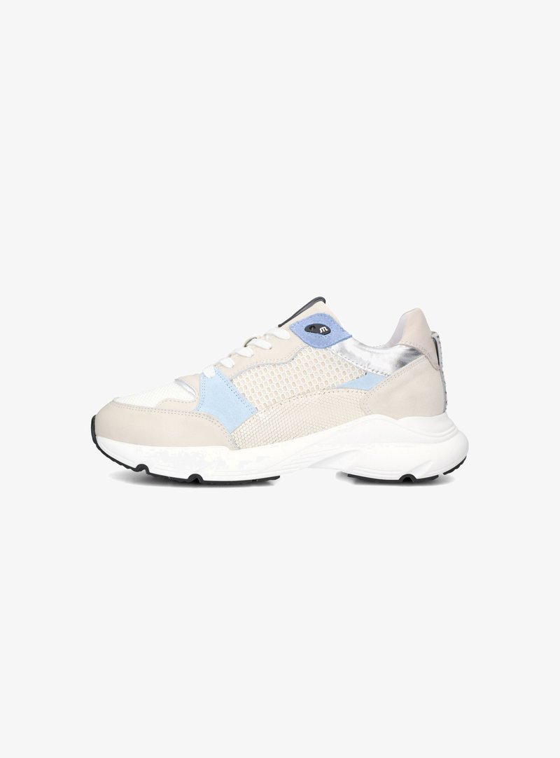 Sneaker met een mix van beige, blauwe en zilveren materialen; beschikt over een bovenwerk van mesh, een veterontwerp, een gewatteerde witte zool en een zwarte rubberen buitenzool.