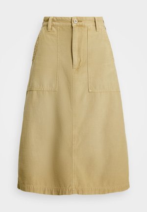 Falda beige hasta la rodilla con botones y cremallera delanteros, dos grandes bolsillos delanteros de parche y trabillas para cinturón en la cintura.