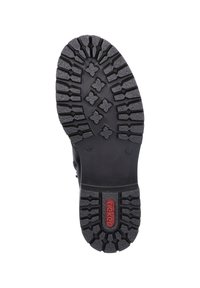Semelle de botte en caoutchouc noire avec des crampons profonds et une surface texturée. Logo Rieker en rouge près du talon. Taille 37 indiquée.