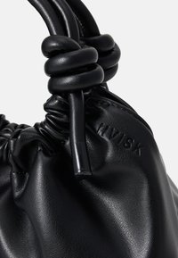 Sac à main en cuir noir avec design froncé et anse nouée. Il présente un logo en relief et une texture lisse et brillante.