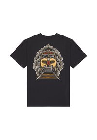 Camiseta negra con un gráfico en la parte frontal de un tren amarillo emergiendo del humo sobre las vías, con el texto "Ride Rails" y "Element Timber".