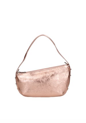 Borsa a tracolla in metallo color oro rosa lucido con una tracolla corta e chiusura con cerniera, esposta su uno sfondo bianco semplice.