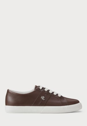 Sneaker in pelle marrone con suola in gomma bianca, punta rotonda e sei occhielli per i lacci bianchi. Include un piccolo logo argentato sul lato e una texture liscia.