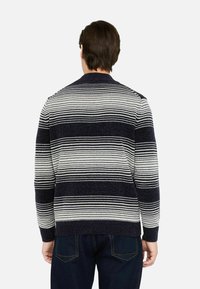 Pulover tricotat în dungi navy închis și crem, cu guler rotund și manșete ribbate, având un finisaj texturat și un design standard.