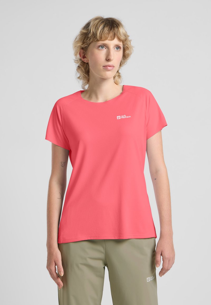 T-shirt a maniche corte, con scollo rotondo, di colore corallo brillante, realizzato in tessuto traspirante. Presenta un piccolo logo bianco sul petto.