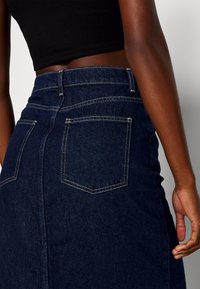 ONLY Tall ONLSOPHIE MIDI BACK SLIT SKIRT - Krilo iz džinsa - dark blue denim