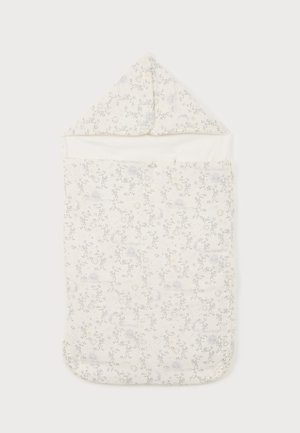 Śpiworek dla niemowląt z kapturem z miękkiej białej tkaniny z delikatnymi szarymi i żółtymi wzorami kwiatów i liści.