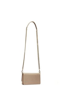 Borsa a tracolla in pelle beige con catena, forma rettangolare, finitura testurizzata e design piegato con accenti hardware minimali.