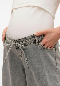MAMALICIOUS UMSTANDS - Široke hlačnice - light grey denim
