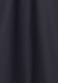 Dunkelblauem Stoff mit glatter, matter Textur, gleichmäßigem Gewebe und ohne sichtbare Muster oder Akzente. Eignet sich für verschiedene Designanwendungen.