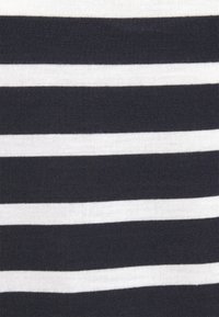 Tecido listrado em preto e branco com riscas horizontais alternadas largas e estreitas, material de malha texturizada, apresentando um acabamento suave.