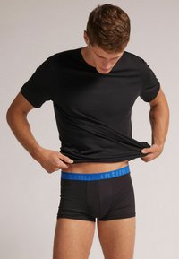 IUMAN Intimissimi Uomo MIT LOGO - Úzké boxerky - schwarz j  nero blu elettrico