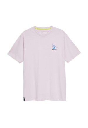 Lichte roze katoenen t-shirt met korte mouwen, een ronde halslijn en een blauwe grafische print op de linkerkant van de borst met contrasterende stiksels.