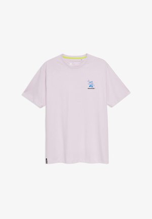 Svijetlo ružičasta pamučna majica s kratkim rukavima, okruglim izrezom i plavim grafičkim dizajnom na lijevoj strani prsnog dijela, s kontrastnim šavovima.