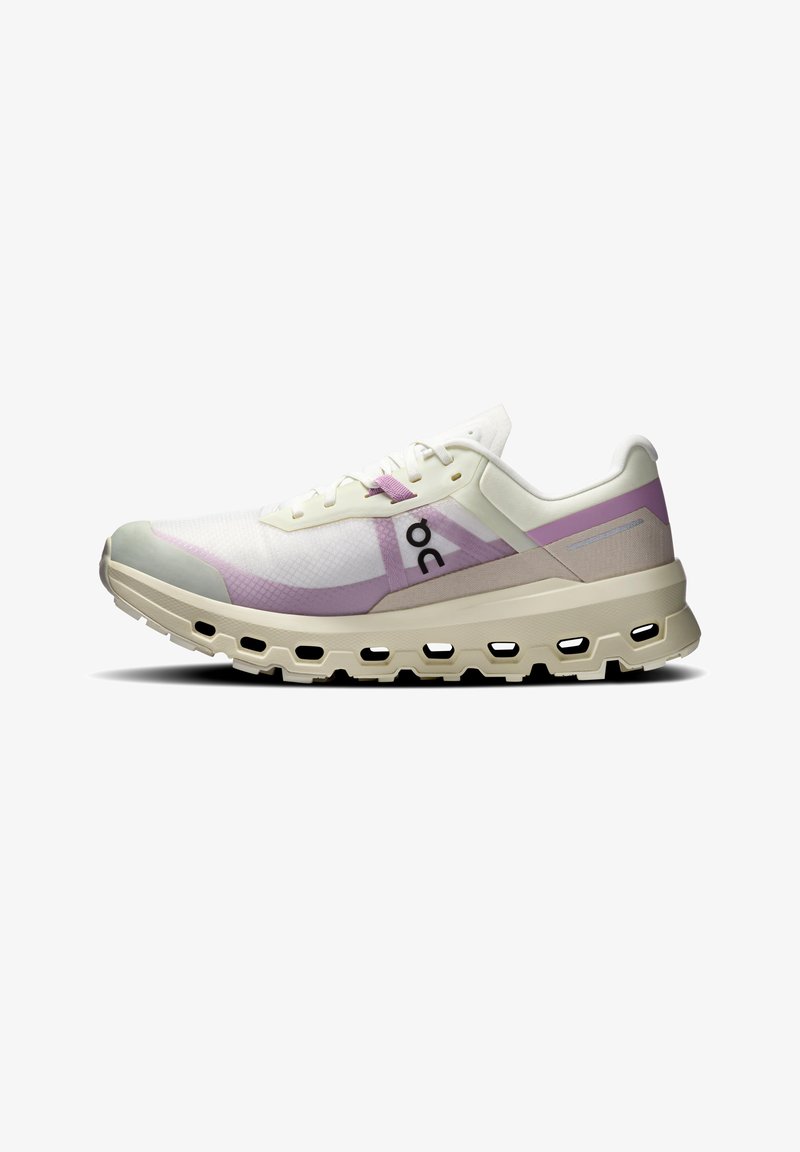 Chaussure de sport blanche et lavande avec une tige en mesh, un col rembourré, une semelle épaisse avec des détails découpés et des lacets plats.