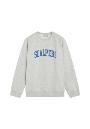 Sudadera gris con cuello redondo, con texto azul que dice "SCALPERS", hecha de tela suave con puños y borde acanalados.