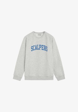 Sudadera gris con cuello redondo, con texto azul que dice "SCALPERS", hecha de tela suave con puños y borde acanalados.